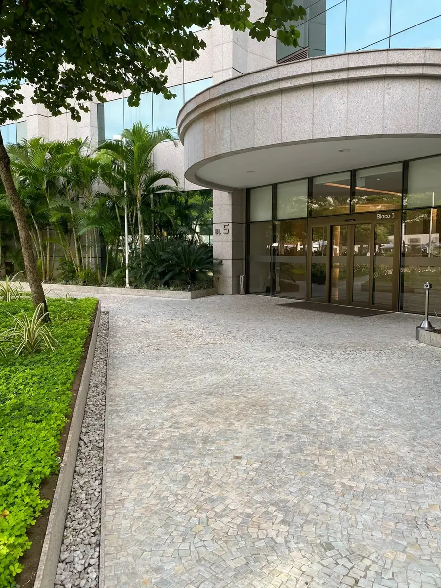 Entrada do edifício da clínica, na Barra da Tijuca