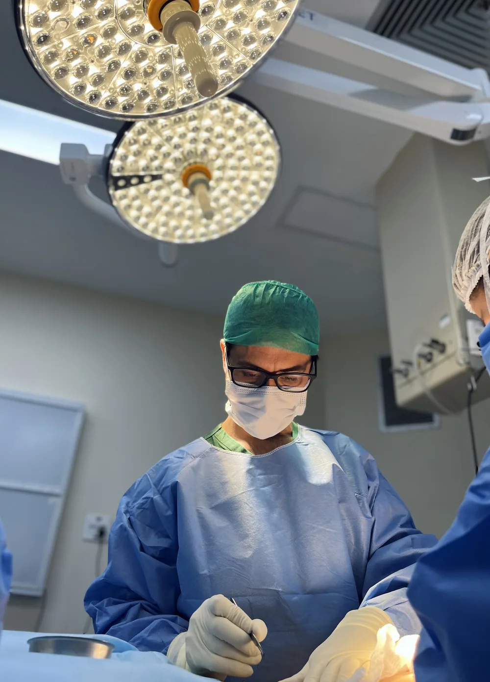 Dr. Gustavo Terán em cirurgia, com a equipe